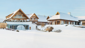 Zimowa panorama Hotelu Głęboczek na Mazurach