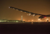 Lądowanie samolotu Solar Impulse 2 nocą