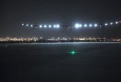 Nocne lądowanie samolotu Solar Impulse 2