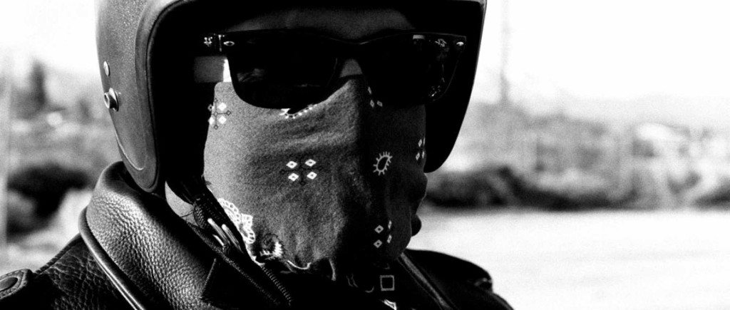 motocyklista z twarzą zakrytą chustką