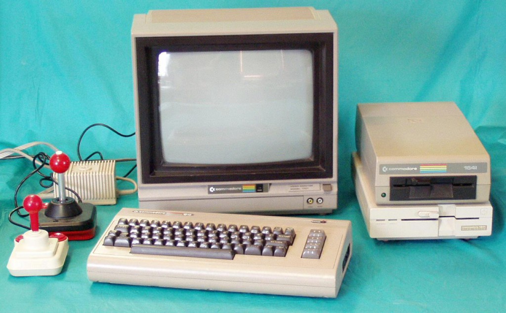 komputer commodore c-64 wraz z dodatkowym osprzętem