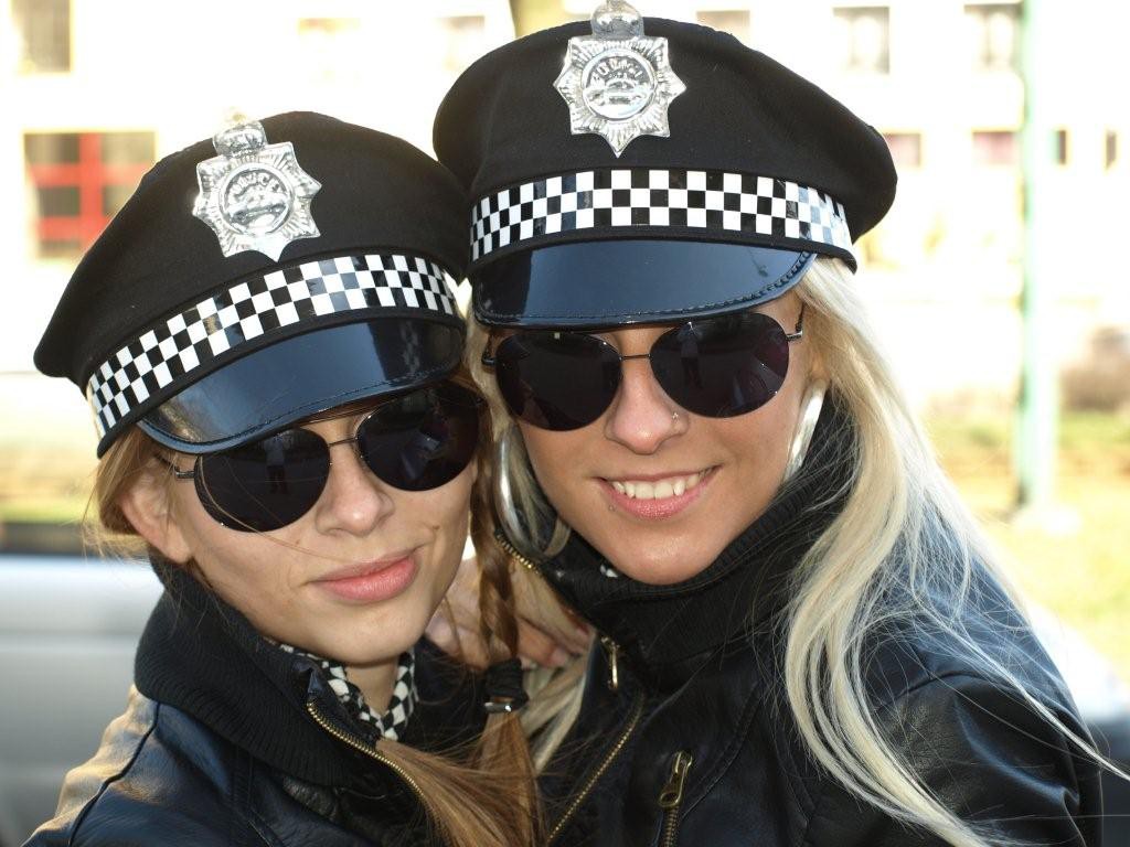 Dwie kobiety w mundurach policyjnych
