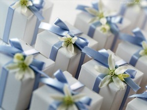 przewiązane kokardką jasnoniebieskie pudełka na prezenty