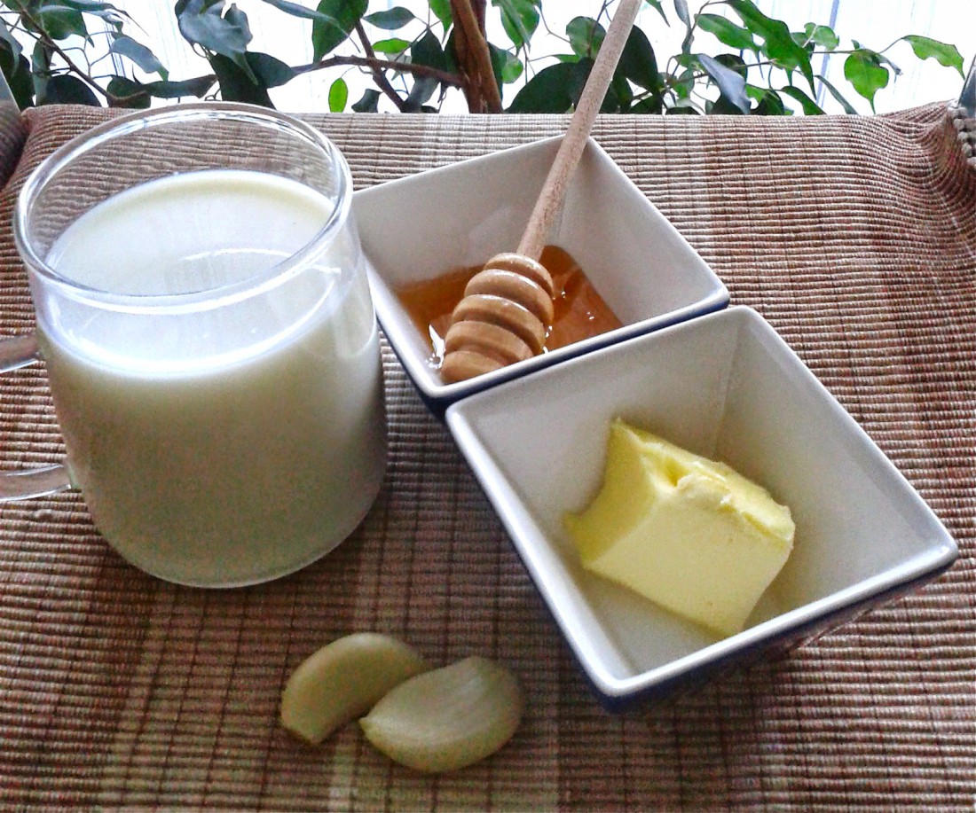 Mleko z masłem, miodem i czosnkiem - domowy specyfik na przeziębienie