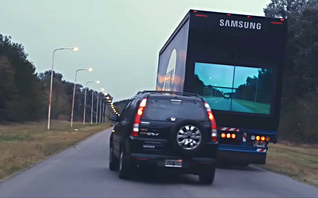 manewr wyprzedzania ciężarówki wyposażonej w ekrany bezpieczeństwa firmy Samsung