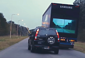 manewr wyprzedzania ciężarówki wyposażonej w ekrany bezpieczeństwa firmy Samsung